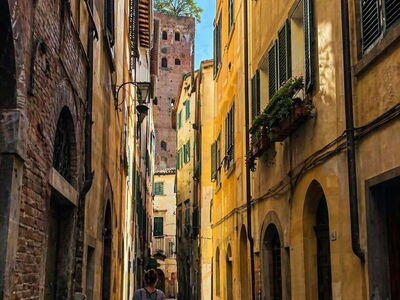 Affitti Brevi: Da Napoli a Firenze, la Sfida di Lucca contro la Burocrazia