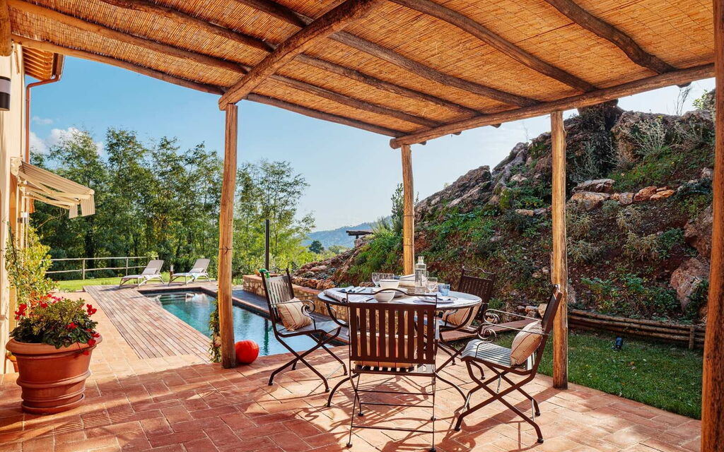 Tuscan villa with private pool and terrace under a pergola